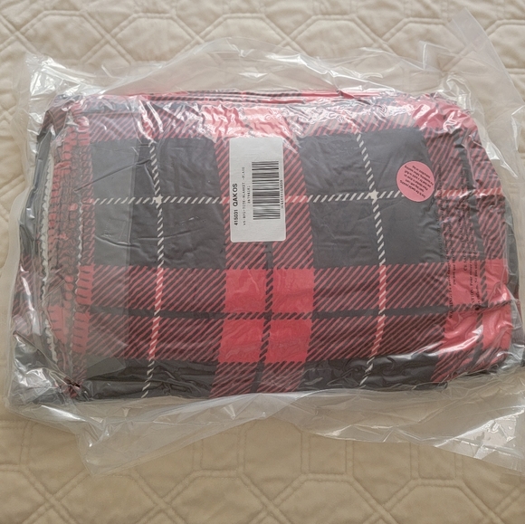 NWT Victoria's Secret Plaid Tote + Cozy Blanket - Picture 4 of 4